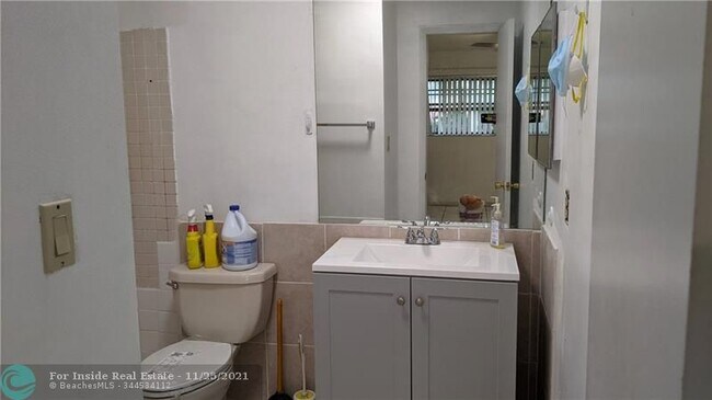 Foto del edificio - 933 NE 199th St