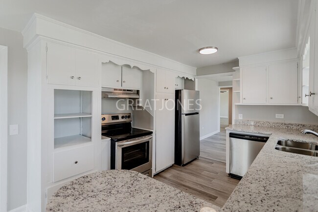 Building Photo - NOW OFFERING $250 OFF FIRST FULL MONTH IF ...