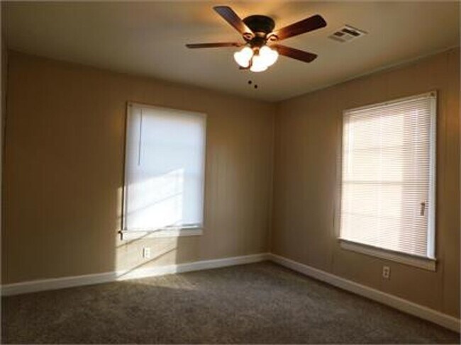 Foto del edificio - Cute 2-bedroom, 1 bath duplex near downtown.