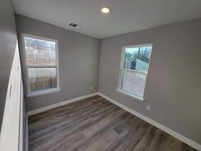 Foto del edificio - 3402 Chickering St