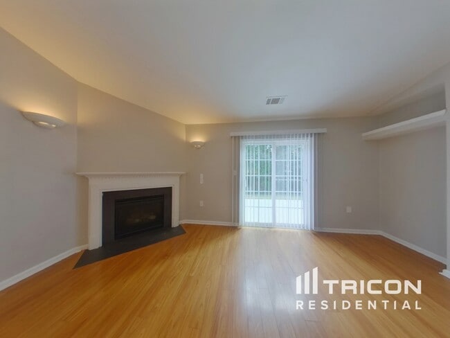 Foto del edificio - 4296 Tucker Chase Drive