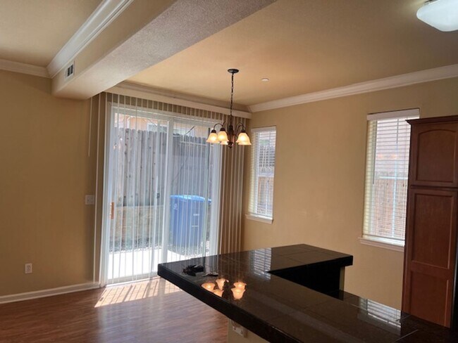 Foto del edificio - 3 Bedroom Home in Shasta View Gardens