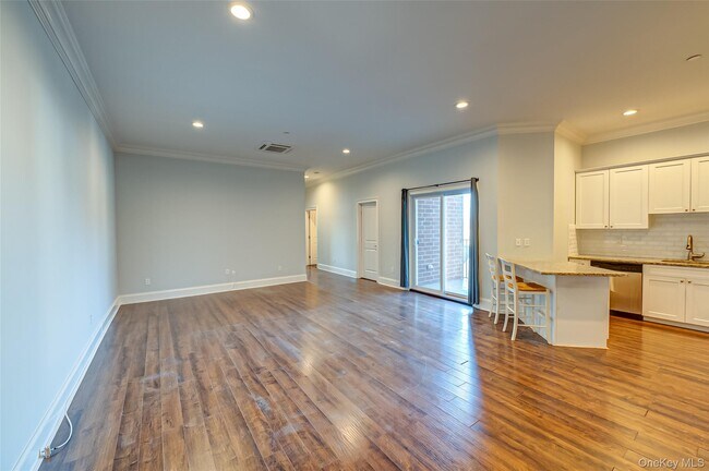 Foto del edificio - 2-2F Stewart Ave