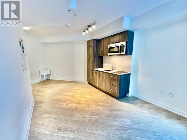 Building Photo - 27 Bathurst St