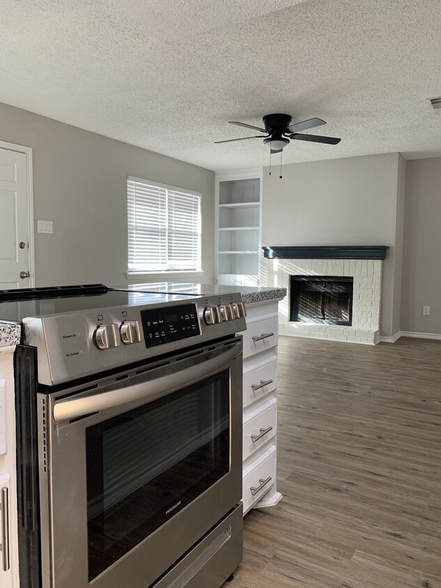 Foto principal - Newly Renovated Townhome!!