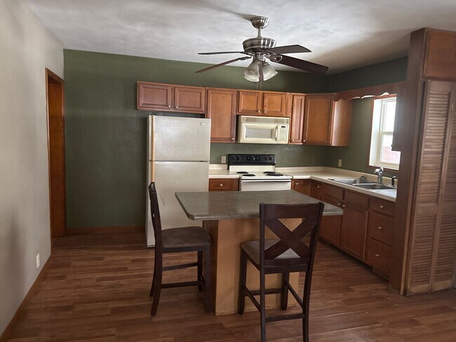 Foto del edificio - 907 N Daniels Ave