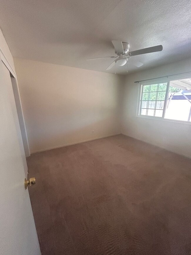Building Photo - Move in Ready in  Hanford 3 bedroom, 1 bath with large yard!