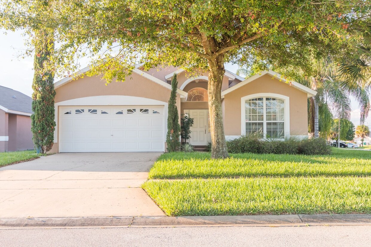 Foto principal - Beautiful Fully Furnished 4 Bedroom 3 Bath...