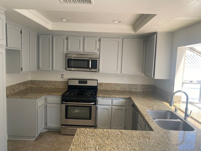Building Photo - 3 bed, 2 1/2 bath 2-story condo on West si...