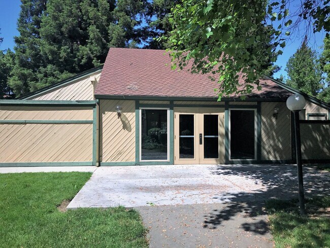 Foto del edificio - Gorgeous South Natomas Condo