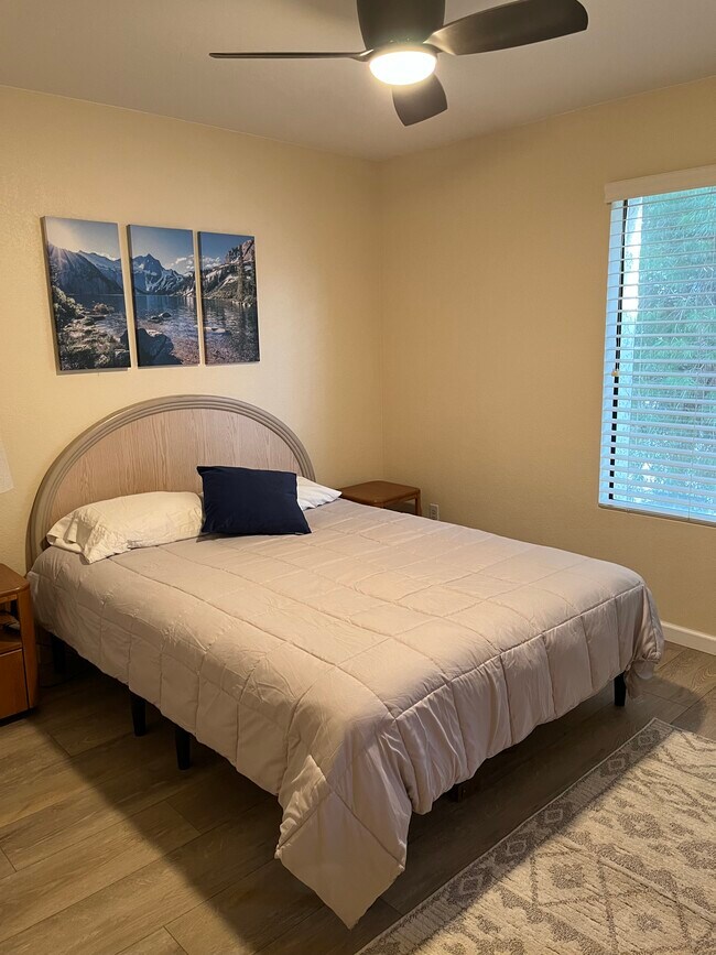 2nd bedroom with queen bed and closet - 5518 E Lindstrom Ln