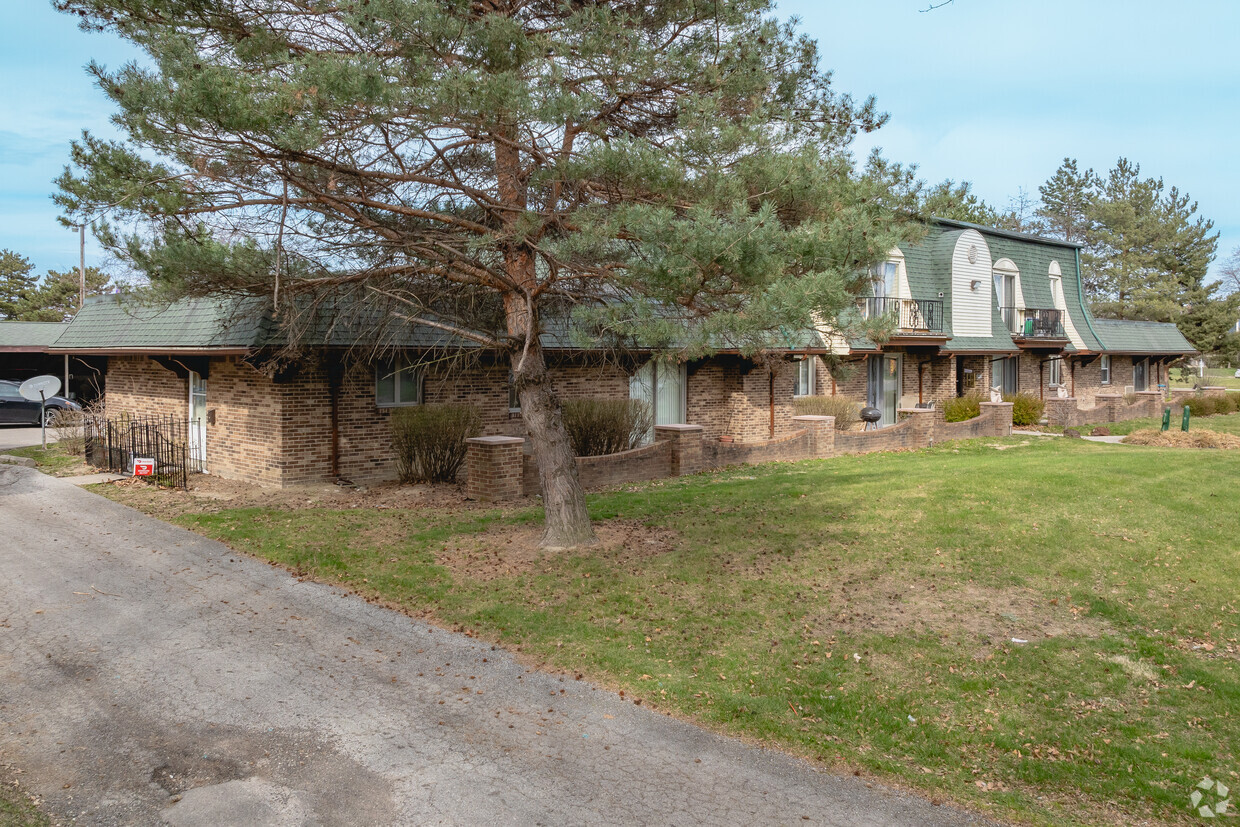 Primary Photo - Eleven Family Building