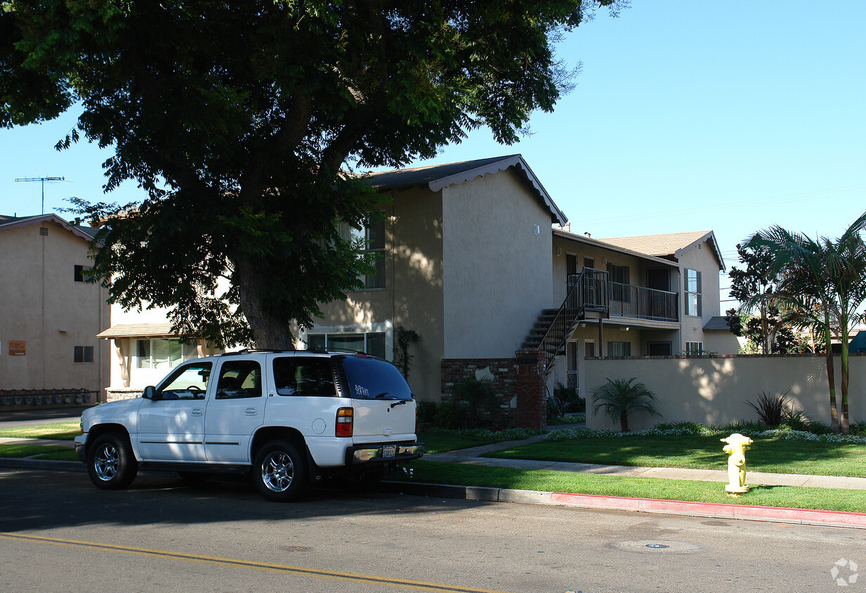 Primary Photo - Tradewinds Apartments