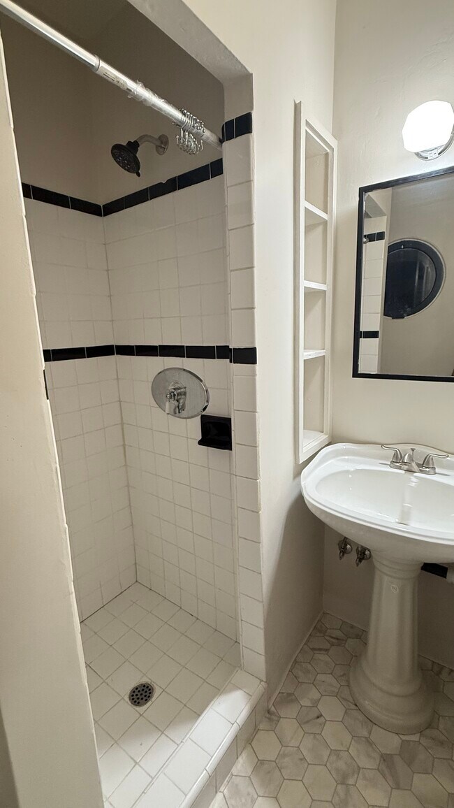 BAÑO - 4400 N Lakewood Blvd