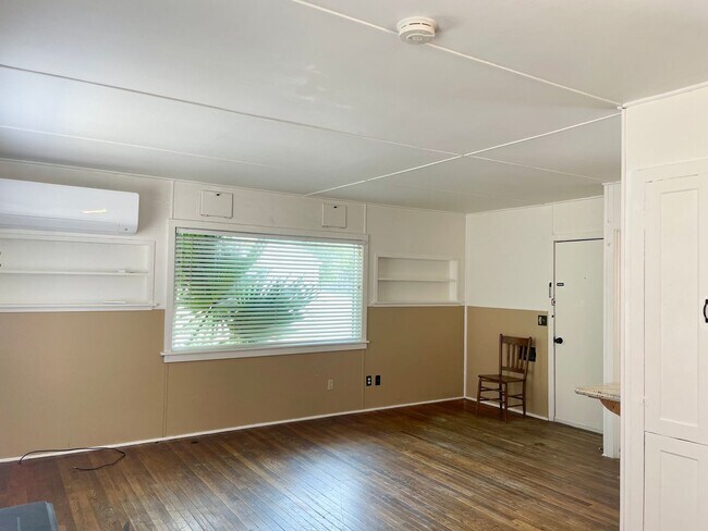 Building Photo - Charming 1 Bedroom