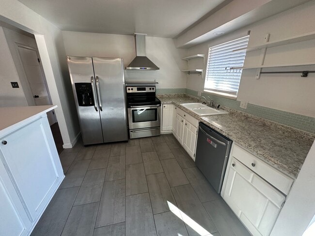 Building Photo - GREAT SINGLE FAMILY HOME CLOSE TO RESTAURA...