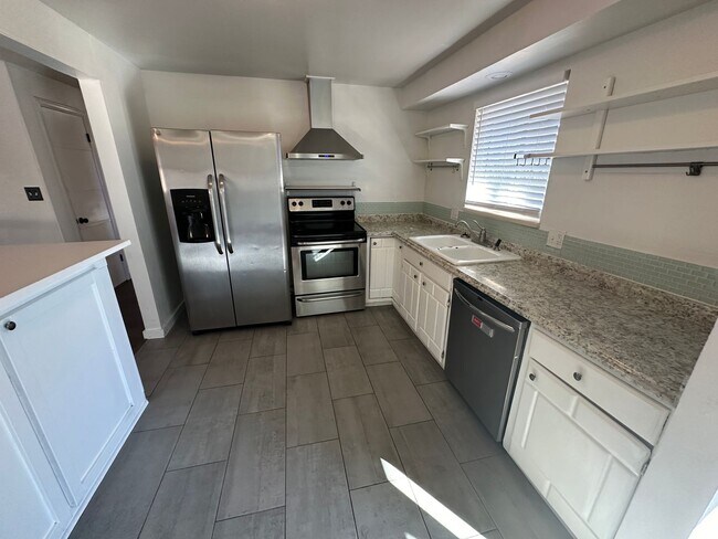 Foto del edificio - GREAT SINGLE FAMILY HOME CLOSE TO RESTAURA...