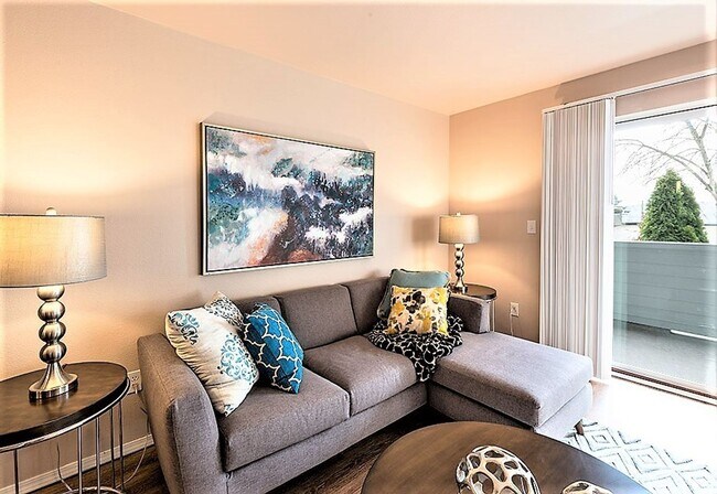 Interior Photo - Plaza 45