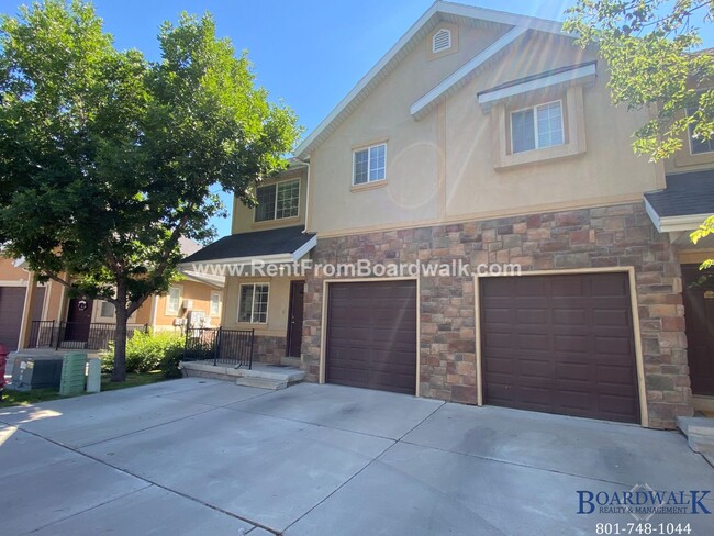 Building Photo - Beautiful 3 Bedroom Townhome End Unit in D...