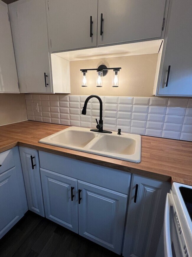 Building Photo - Fully Remodeled Rockwood 2-Bedroom