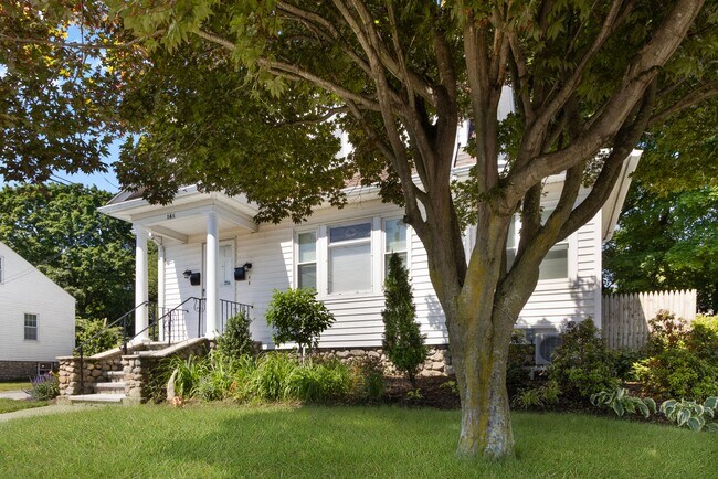 Foto del edificio - 246 George Waterman Rd