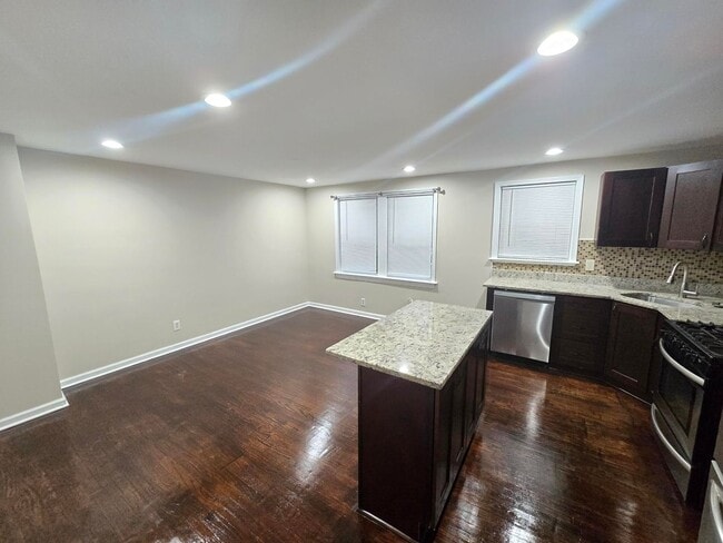 Foto del edificio - Beautiful 4 Bedroom 2 Bathroom East Baltimore Town Home