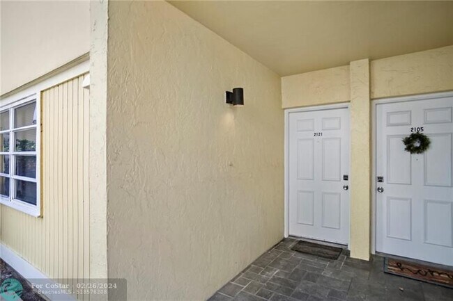 Building Photo - 2121 NE 36th St