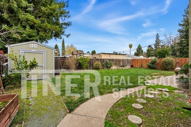 Building Photo - Experience the Perfect Blend of Comfort an...