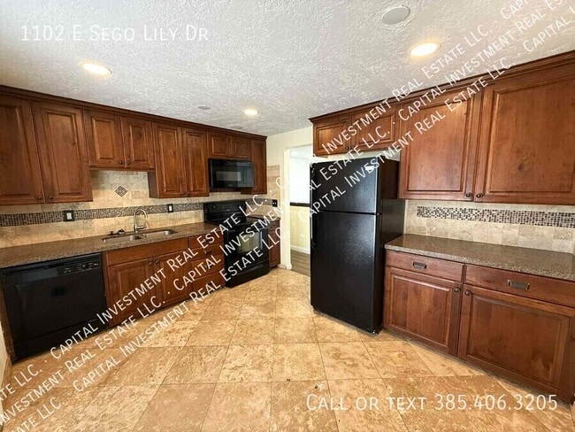 Building Photo - 1102 E Sego Lily Dr