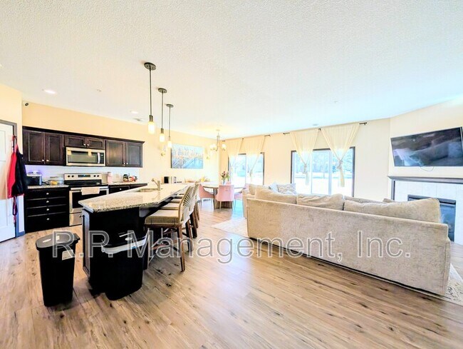 Foto del edificio - 5286 Greenwood Dr