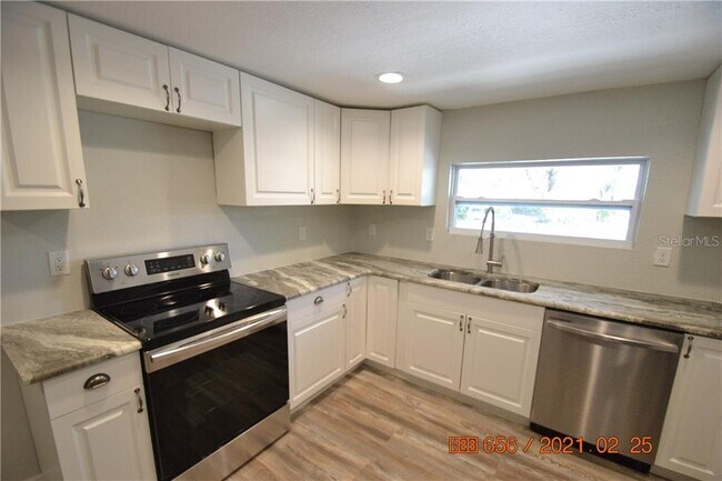 Foto del edificio - 419 Stremma Rd