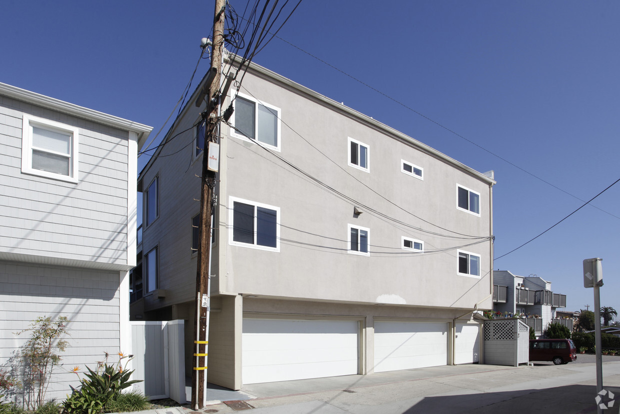 Building Photo - 1627 Ocean Front St