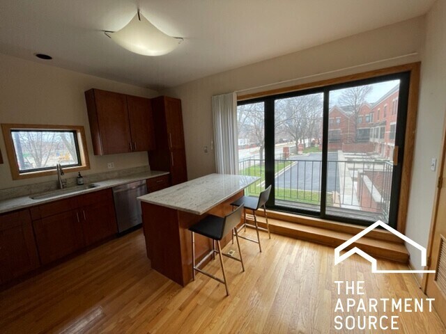 Building Photo - 601 S Laflin St
