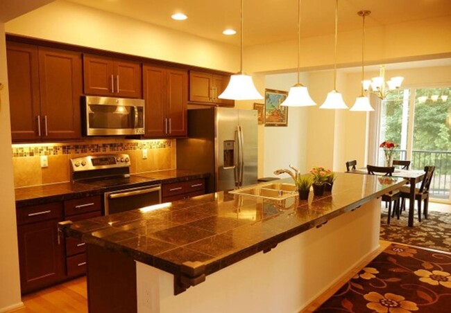 Building Photo - A Corner Unit with 3 Bed and 3.5 Bath at M...