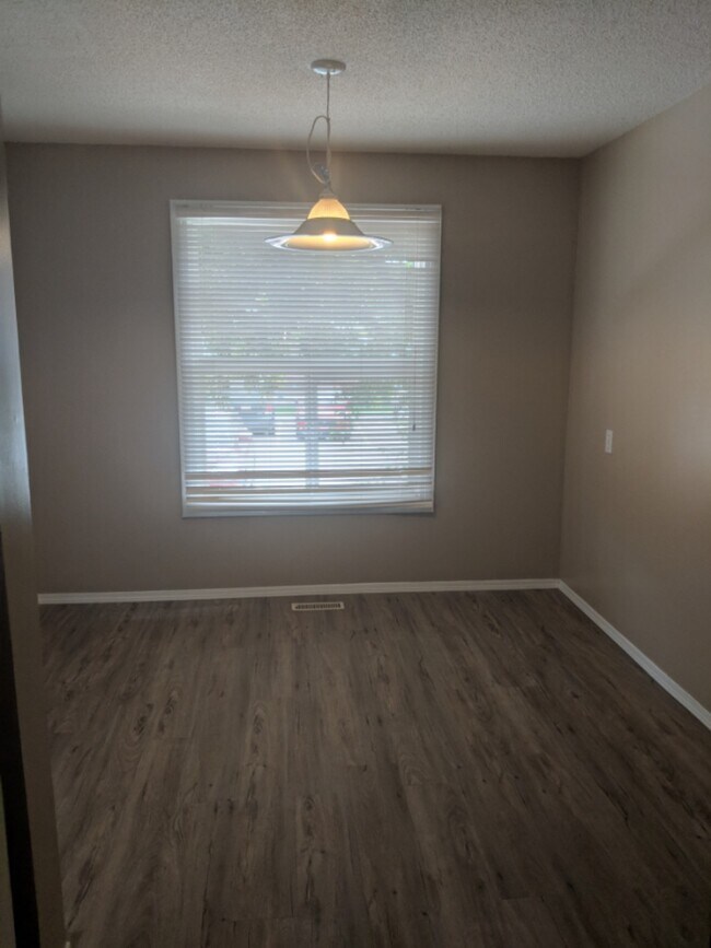 Photo du bâtiment - 3 Bed 1.5 Bath Unit in Edmonton, AB
