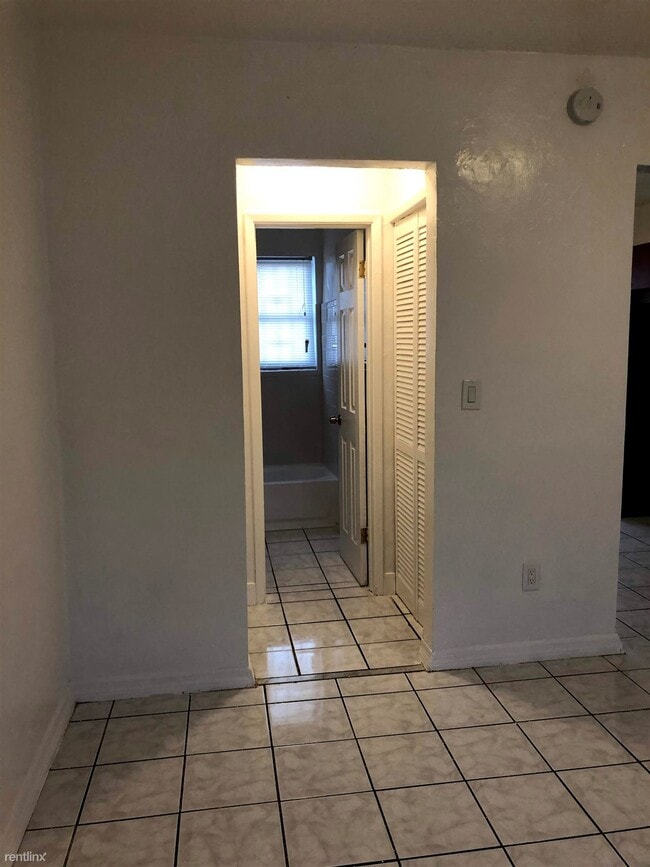 Building Photo - Studio, 1 bath  - 2030 NE 162nd St 4