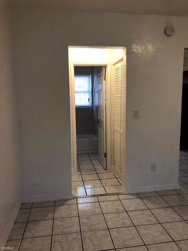 Foto del edificio - Studio, 1 bath  - 2030 NE 162nd St 4