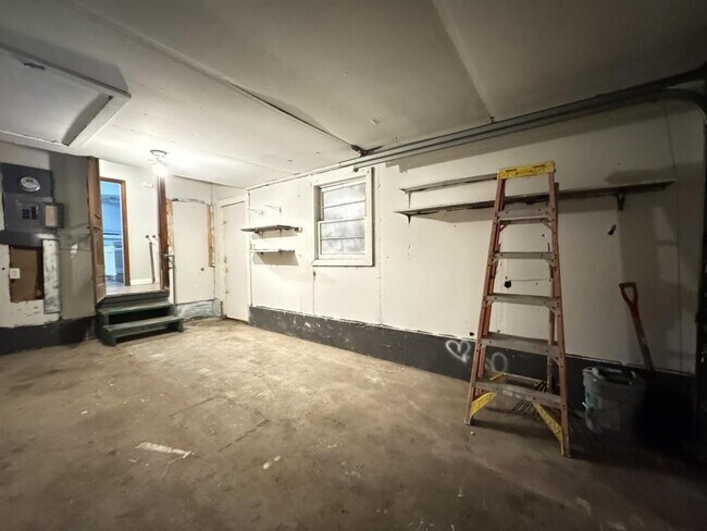 Building Photo - 1044 S Main Ave