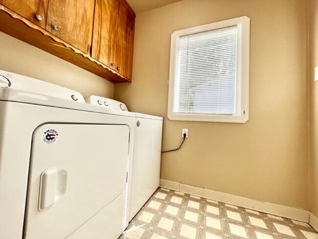 Foto del edificio - **RESERVE FOR SUMMER 2026** Charming home with 5 bedrooms close to Chico State