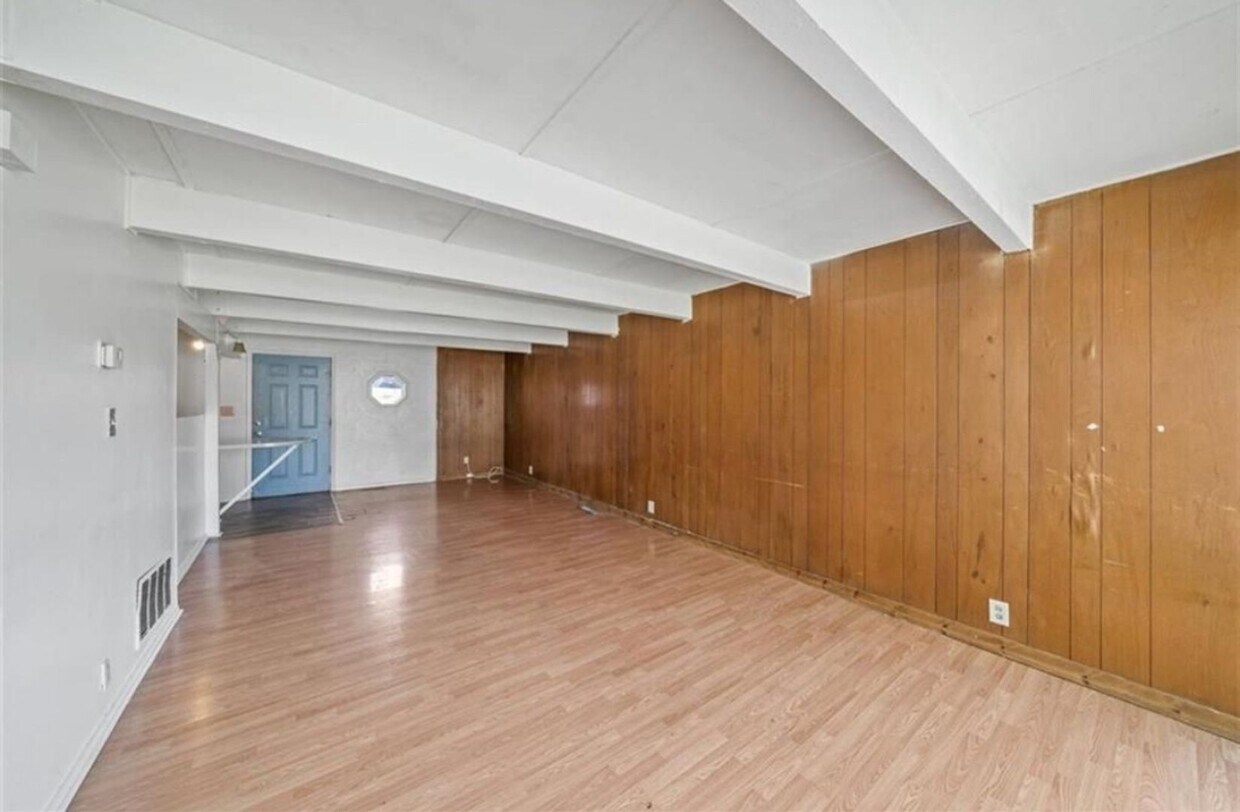 Foto del edificio - 3 Bed 1.5 Bath Townhome for rent