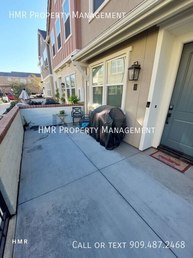 Building Photo - Stylish 3-Bedroom Townhouse