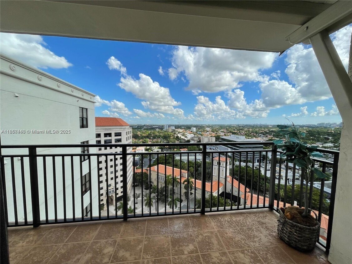 Foto principal - 888 Douglas Rd