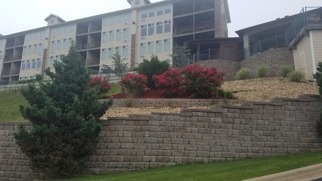 Building Photo - 1 Bedroom 1 Bath Walk-In Level Lakeside Ap...