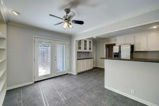 Building Photo - 7519 Schiller St