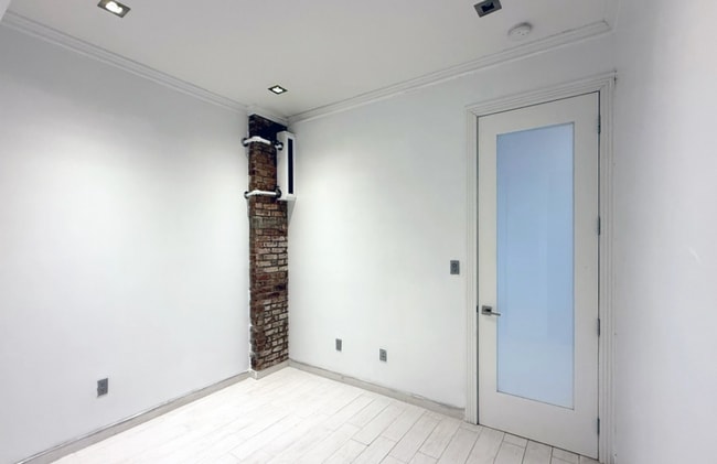Building Photo - 204 E 75th St
