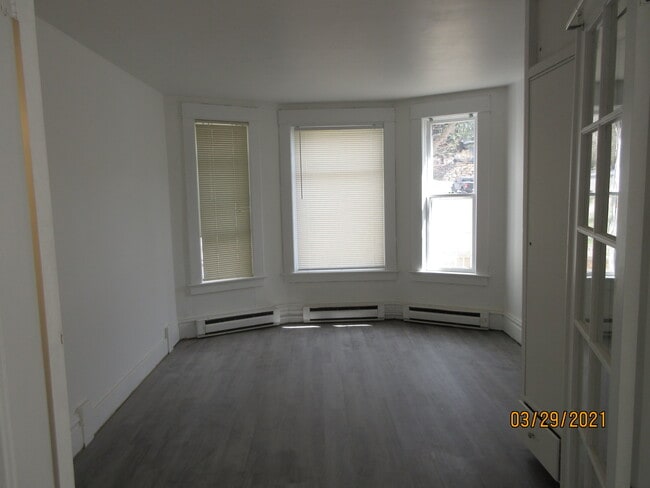 bedroom off of living room - 1122 S Walnut St