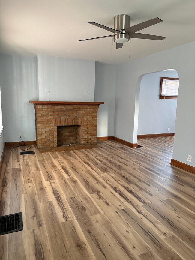 Foto del edificio - 1410 E Blake Ave