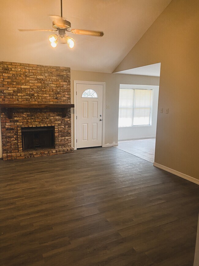 Foto del edificio - 200 Timberwood Dr
