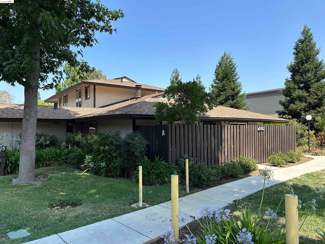 Foto principal - 5519 Roundtree Dr