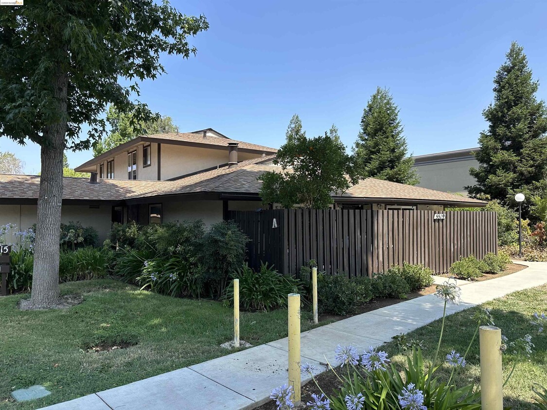 Primary Photo - 5519 Roundtree Dr